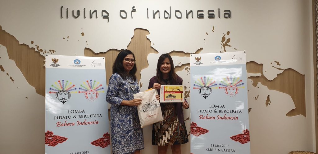 Lam Guan Yu receiving first place in the storytelling category at the Indonesian language competition