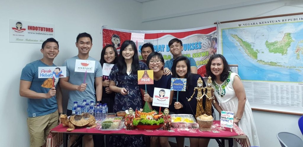 Indotutors students celebrating together after the Indonesian language competition