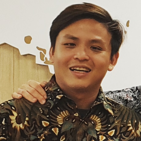 Indotutors student Shannon Lim supporting friends at the Indonesian language competition