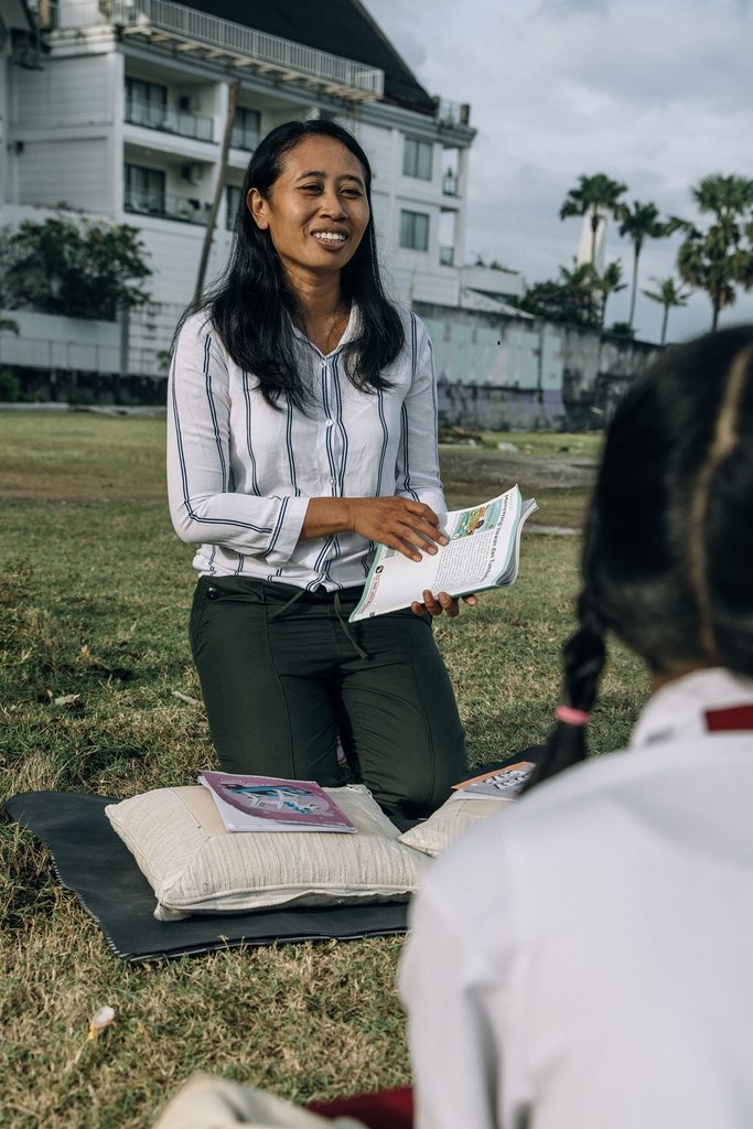 How to Learn Indonesian (Tips from Singapore Tutors) 1 teacher-teaching-how-to-learn-indonesian